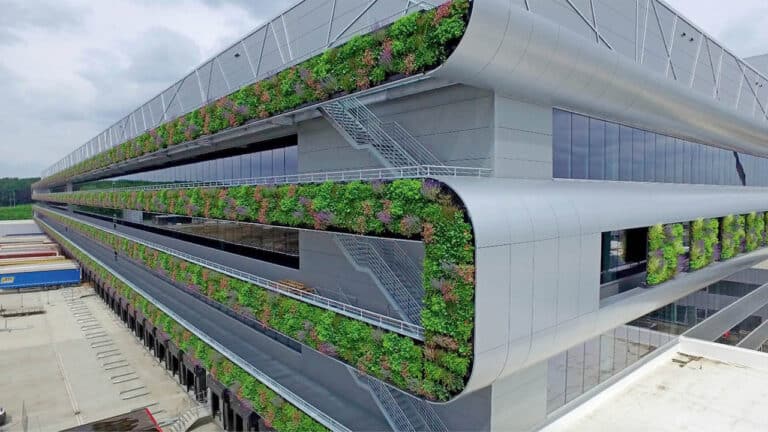 Hala Nike s vegetační fasádou u Laakdalu v Belgii