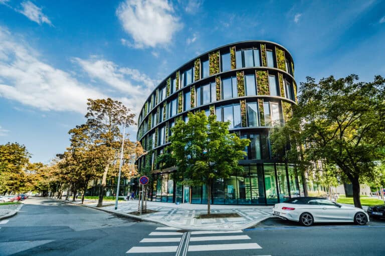 Rozlehlá vertikální zahrada na budově AFI Karlín