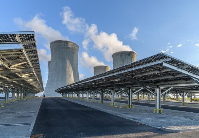 V Dukovanech dokončili parkoviště s největším solárním zastřešením