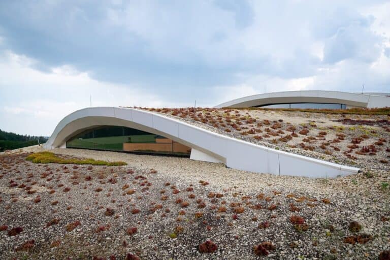 V Jílovišti stojí zelená hala na výrobu kajaků